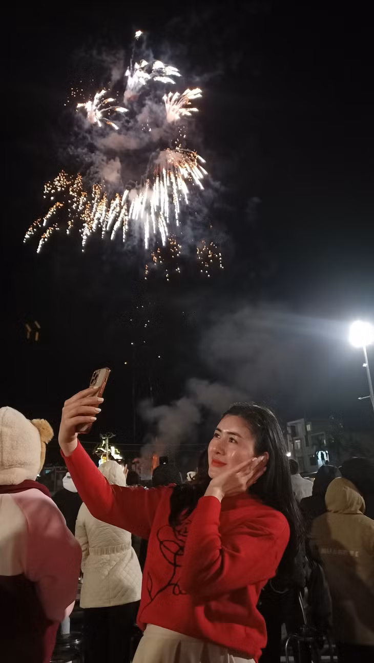 Quang Ninh welcomes a lunar new year with fireworks ảnh 15
