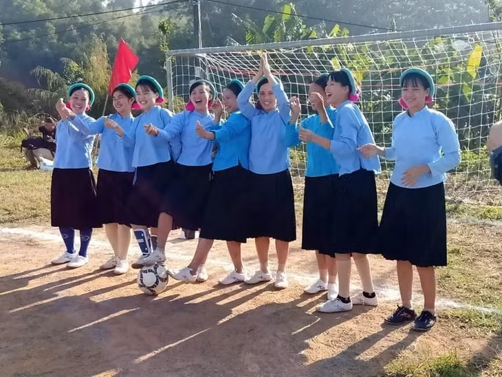 San Chi ethnic minority women playing football in their traditional outfits is certainly unique, and is only found in Huc Dong commune in Binh Lieu district, Quang Ninh province.