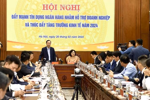 View of the conference. The central bank targets a credit growth of about 15 per cent in 2024, but the goal can be adjusted to make it suitable with the actual situation and the economic developments. — Photo cafef.vn