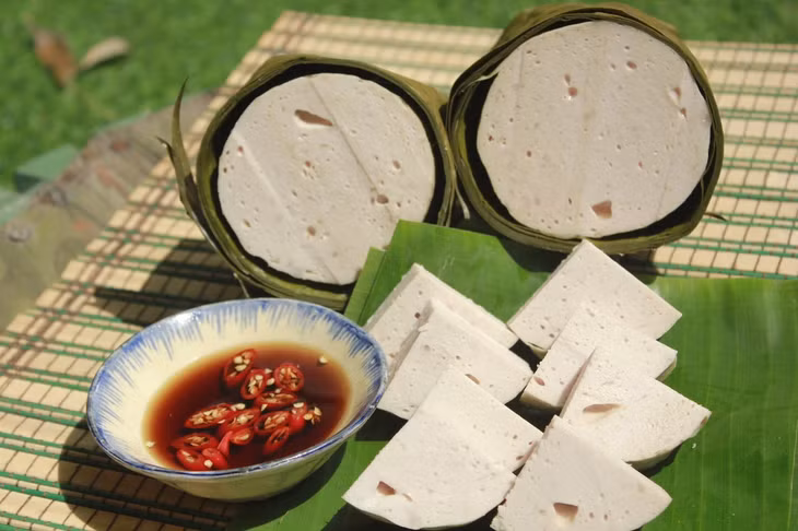 Cha lua can be accompanied by a cup of dipping sauce, such as chili fish sauce, for added flavor. Photo by Luu Oanh