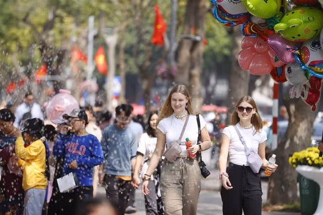 Soaring numbers of international visitors is an encouraging sign for Việt Nam's tourism sector. VNA/VNS Photo Minh Quyết