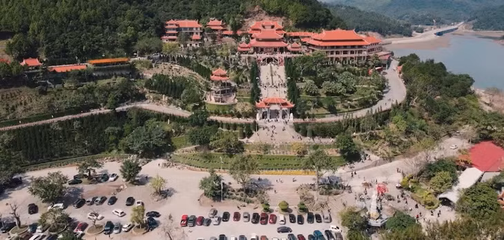 The space of Cai Bau pagoda is not only peaceful but also sacred and pure