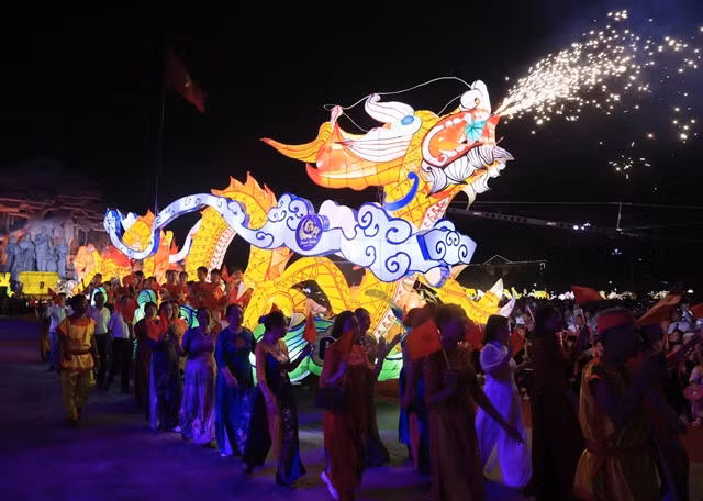 The lantern parade in Tuyên Citadel Festival, Tuyên Quang Province. — VNA/VNS Photo Thống Nhất