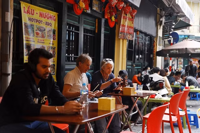 Tourists at a restaurant in downtown Hà Nội. VNA/VNS Photo Minh Quyết