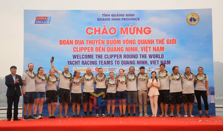 Leaders of Ha Long city and the Department of Tourism presented flowers to ship crews.