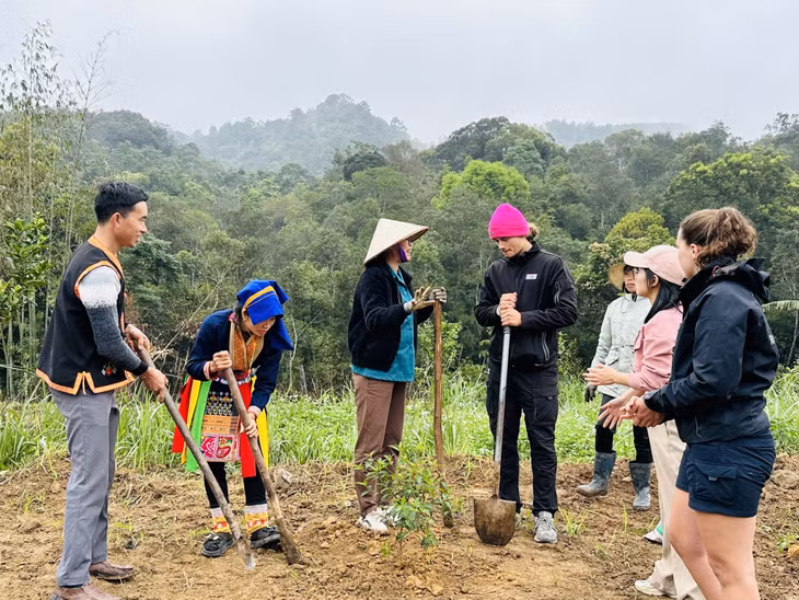They also took part in the tree-planting festival with local people.