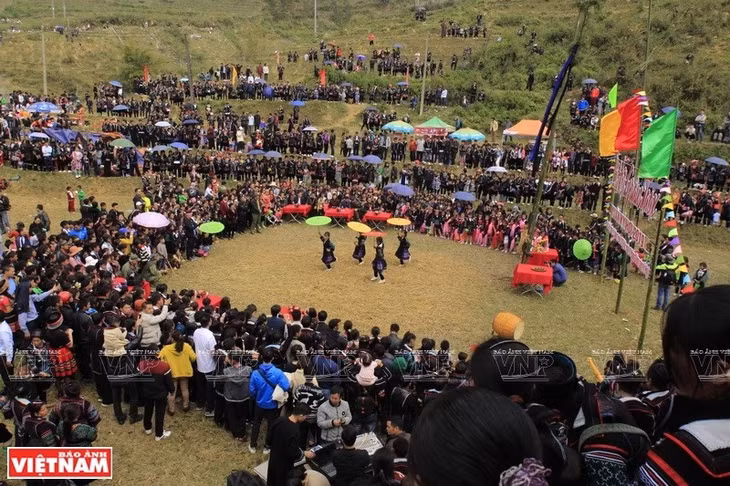 Gau Tao Festival is a festive day for the whole village to welcome the new year and new spring. (Photo: Vietnam Pictorial)