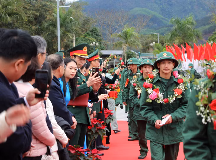 Rất đông cán bộ, đảng viên, nhân dân đến động viên, tiễn đưa tân binh huyện Bình Liêu lên đường nhập ngũ.