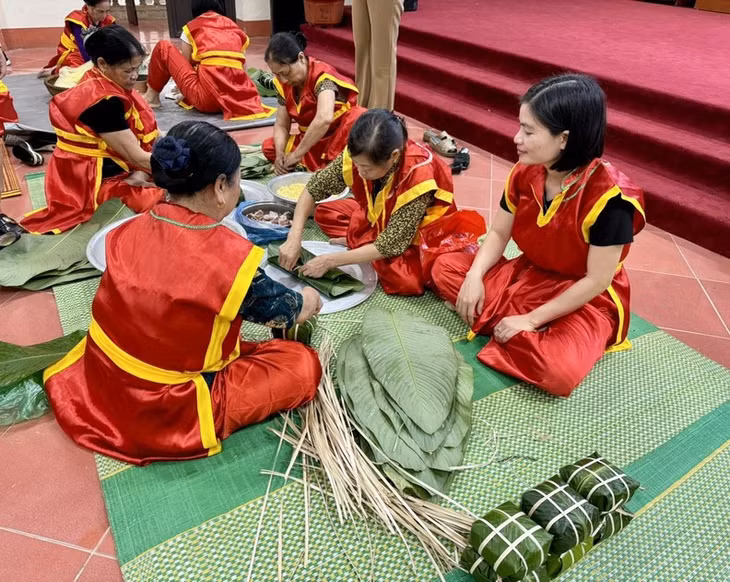 Prior to the festival, Minh Nong Ward held a Banh Chung and Banh Giay making competition to prepare offers to the Hung Kings.