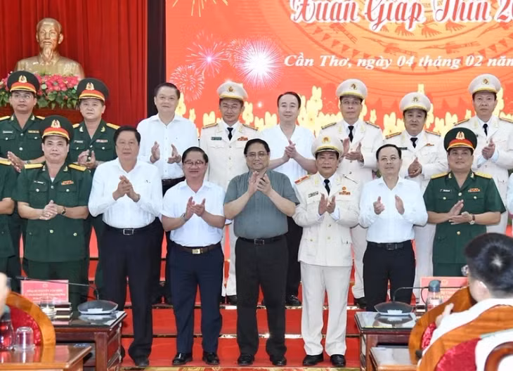 Prime Minister Pham Minh Chinh and leaders of Can Tho city’s police and military forces pose for a photo. (Photo: NDO)