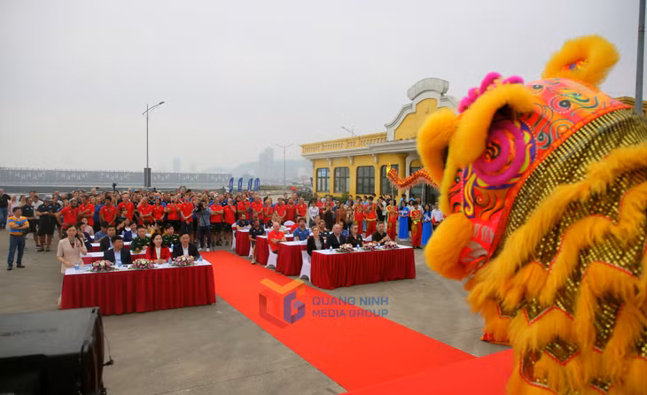 Quang Ninh province held a ceremony to welcome 11 sailing teams and over 400 members on Feb 22.