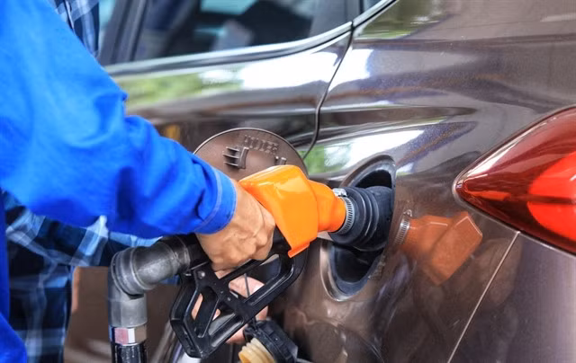 A car was filled with gasoline at a petrol station in Hà Nội. — VNA/VNS Photo