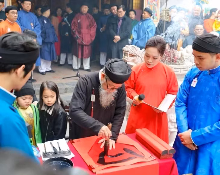The cultural activities during the programme will introduce people and tourists to the traditional space and Tet activities of Hanoians people.