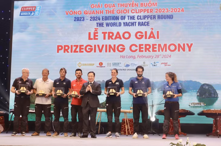 Deputy Secretary of the provincial Party’s Committee Dang Xuan Phuong presented them souvernirs with the symbol of Ha Long Bay.