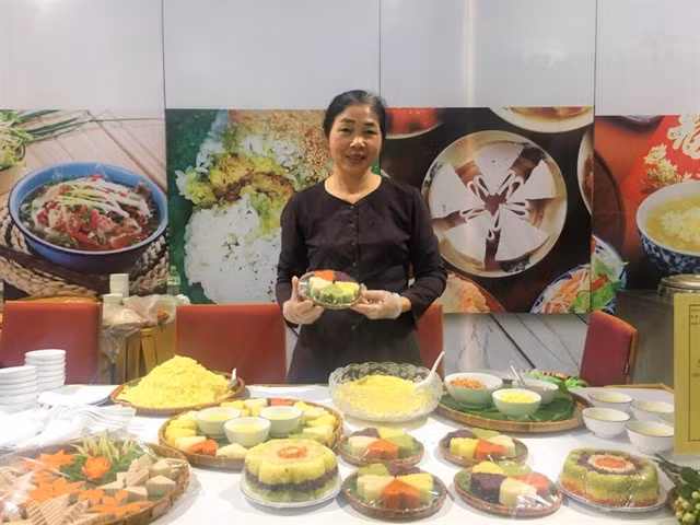 Nguyễn Thị Tuyến and her sticky rice dishes. — Photo sovhtt.hanoi.gov.vn