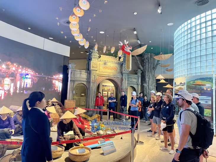 They visit the famous museum.
