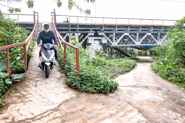 Two stairways from Long Biên Bridge offer access to the mudflats. — VNA/VNS Photo