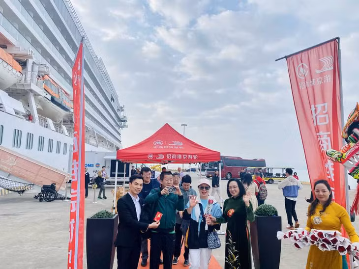 Leaders of Tourism Department welcomes tourists to Ha Long.