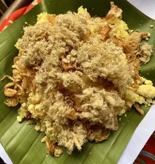 Many people consider Phú Thượng's sticky rice with mung bean and fried shallot ('xôi xéo') their favourite. — Photo phapluat.tuoitrethudo.com.vn