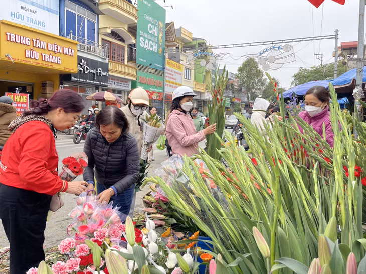 Flower markets attract lots of local people in Quang Yen town.