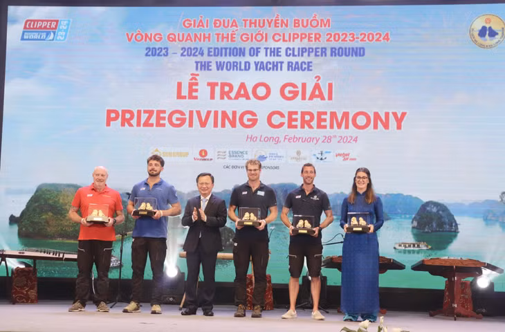 Chairman of the provincial People’s Committee Cao Tuong Huy presented gifts to the organizers and racing teams.
