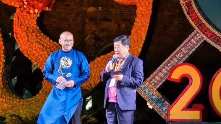 Poet Jeon-Min from the Republic of Korea presents the poem entitled “There is a Ha Long Bay in Hanoi”. (Photo: NHU TRANG)