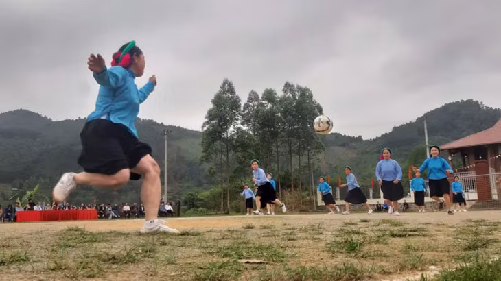 In a football match, each team of seven players played in a round-robin format with the top two qualifying for the finals.