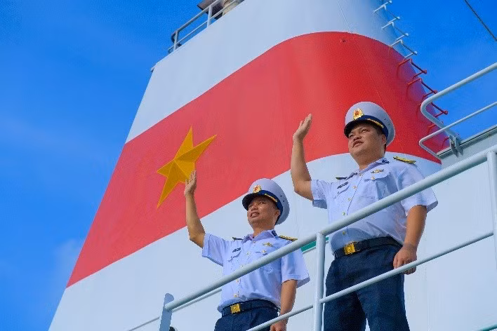 Captain Le Vu Nham, Political Commissar of ship 571 and Major Phan Tien Dinh, Captain of ship 571, are waving goodbye to the mainland before departing for beloved Truong Sa.
