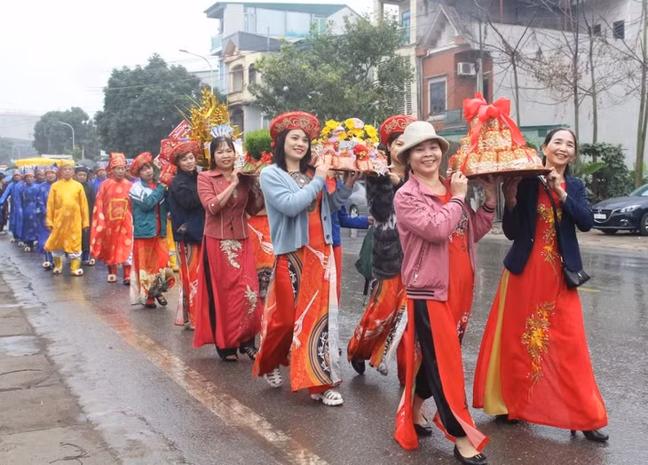 The festival begins with a procession of offerings from local residents to Dan Tich Dien (Ploughing Platform), which is located in the area believed to be where the Hung Kings taught the local people how to grow wet rice.