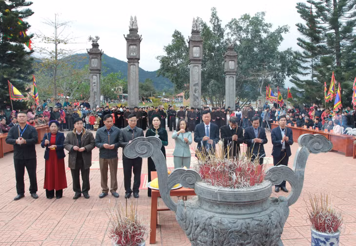 Lãnh đạo tỉnh và huyện Bình Liêu dâng hương tưởng nhớ đức thành hoàng được thờ tại đình.