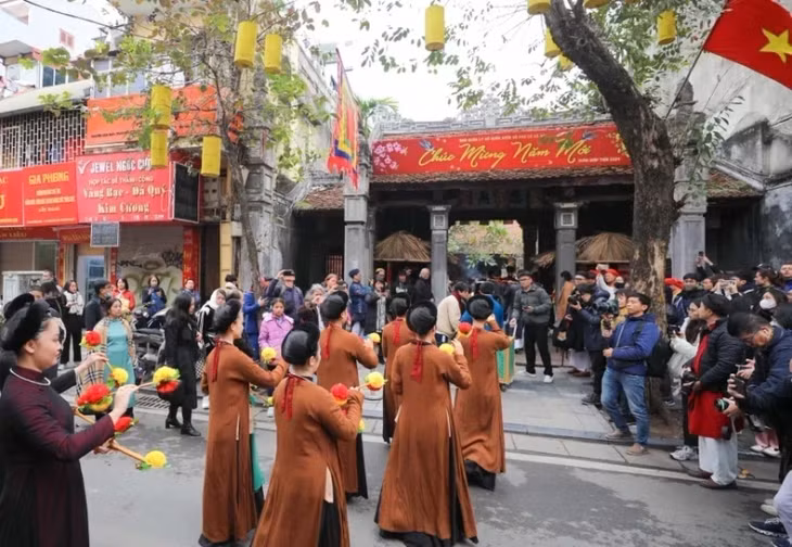 The procession of offerings to Kim Ngan Communal House.