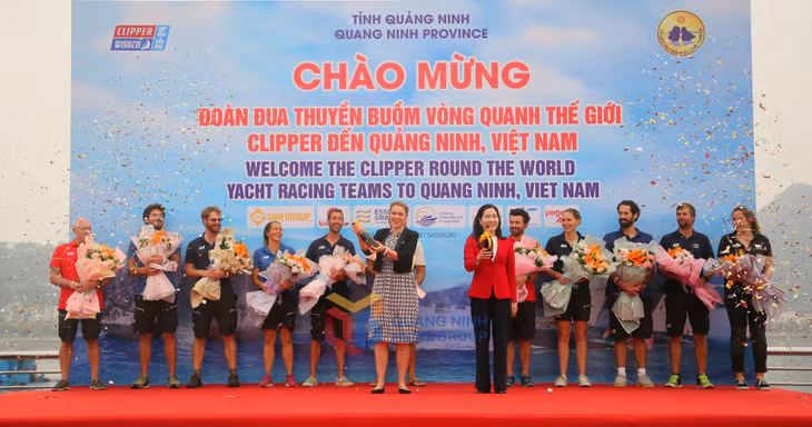 Vice Chairwoman of Quang Ninh provincial People's Committee, Nguyen Thi Hanh, welcomes Clipper Round World Yacht Race's sailing teams