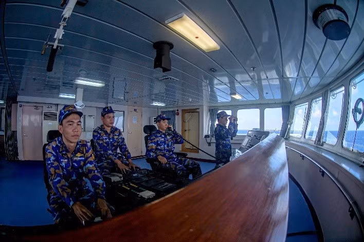 Soldiers on the cockpit of ship 571.