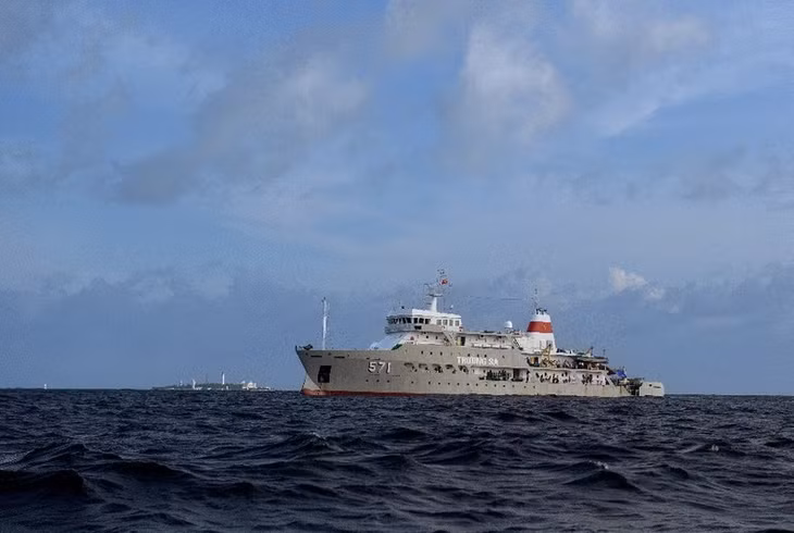 Despite harsh weather due to the rough sea, ship 571 overcomes difficulties to bring love from the mainland to officers, soldiers and people on the Truong Sa archipelago.