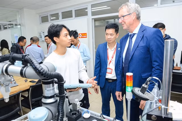 A student introduces his research products to a foreigner at a lab of the Hanoi University of Science and Technology in Hà Nội. Photo courtesy of the Hanoi University of Science and Technology