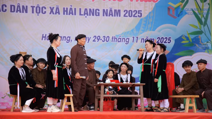 Soong co singing performed as part of a reenacted traditional San Diu wedding ceremony.