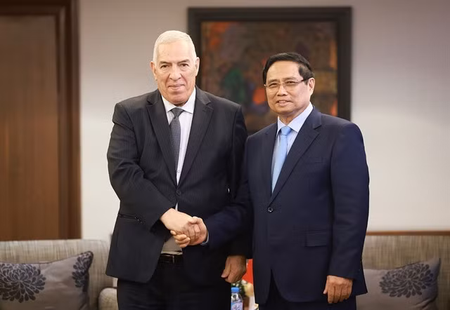 PM Phạm Minh Chính meets with Algeria’s Minister of Mujahideen (War Veterans) and Rights-Holders Abdelmalek Tacherift on November 20 (local time).