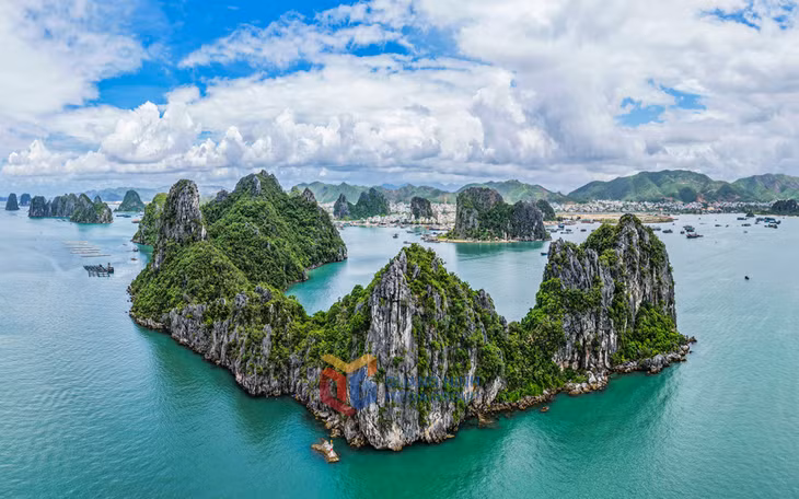 Những dãy núi đá vôi soi bóng xuống mặt nước, đẹp như bức tranh thủy mặc do thiên nhiên vẽ nên.