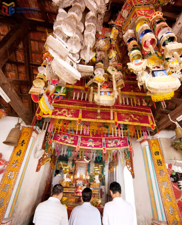 The Ba Men temple festival on Ha Long Bay.