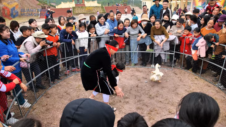 Locals enthusiastically taking part in the blindfolded duck-catching game.