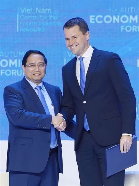 Prime Minister Phạm Minh Chính meets Stephan Mergenthaler, managing director of the World Economic Forum. VNS Photo Văn Châu