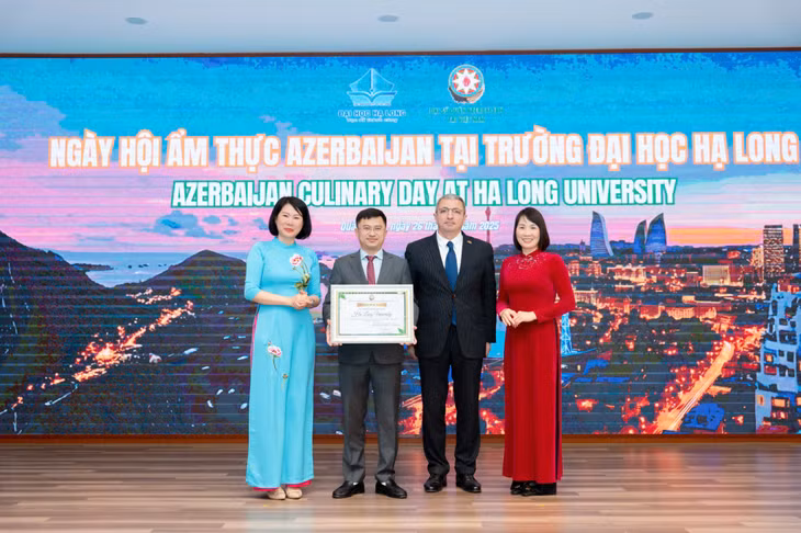 The Embassy of Azerbaijan presents a certificate of recognition to Ha Long University for hosting the event.