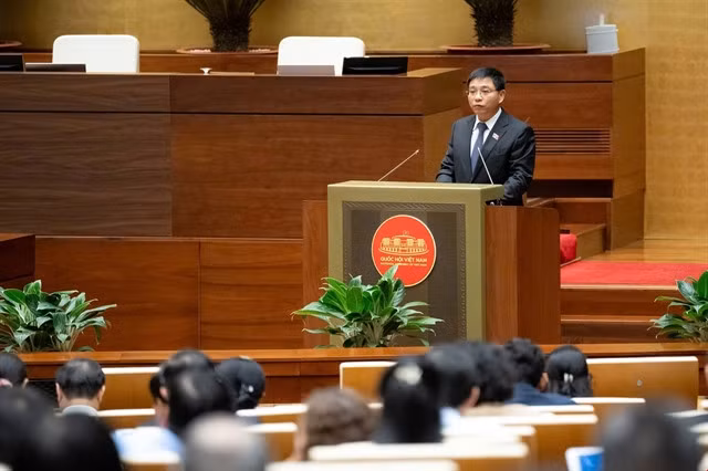 Finance minister Nguyễn Văn Thắng presents a report to National Assembly deputies in Hà Nội on November 11. VGP Photo