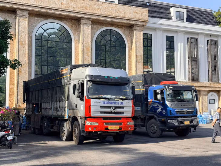 Các xe tải sẵn sàng lên đường hỗ trợ đồng bào bị lũ lụt.