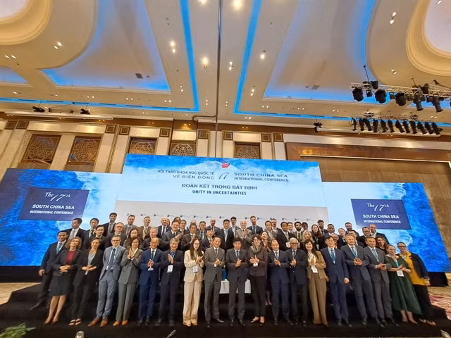 Deputies share a photo session at the 17th International South China Sea Conference in Đà Nẵng City. The conference is organised in title: ‘unity in uncertainties’ on November 3-4. VNS Photo Công Thành