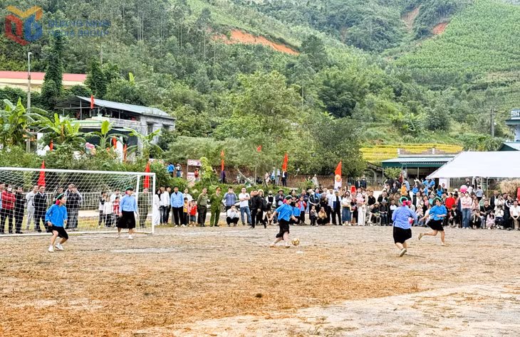 A friendly women’s football match between Dong Ngu and Binh Lieu teams added vibrant energy to the celebration.