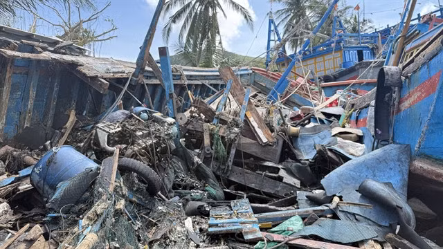 Fishing boats in Đắk Lắk Province were heavily damaged after the Storm No 13. — VNA/VNS Photo