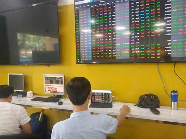 Investors observe stock movements at a securities firm trading office in Hà Nội. VNA/VNS Photo