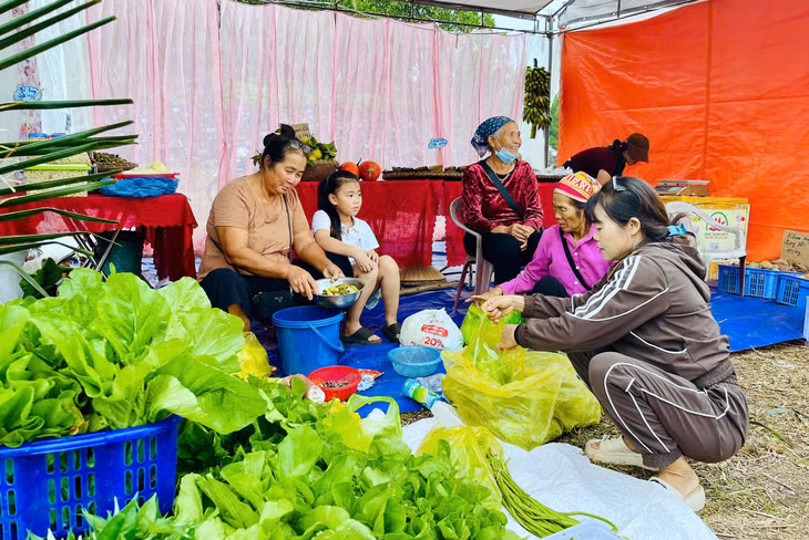 In Hai Hoa commune, residents held a traditional village market during the national great solidarity day, promoting the sale and showcasing local products.