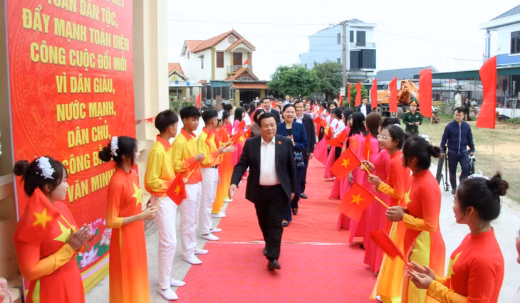Central government leaders joyfully joined the ethnic communities of Quang Ninh province in celebrating this year’s National Great Solidarity Day. Photo: Politburo member, President of the Ho Chi Minh National Academy of Politics, Chairman of the Central Theoretical Council, and National Assembly Deputy for Quang Ninh province, Nguyen Xuan Thang, attends and shares the festivities with residents of Vinh Thuc island commune.